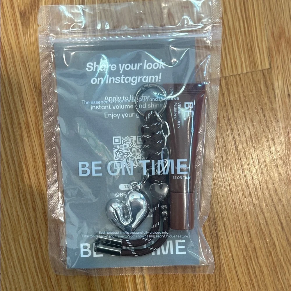Be on time vegan fluffy glossy lip, plumper & keychain brick mocha new